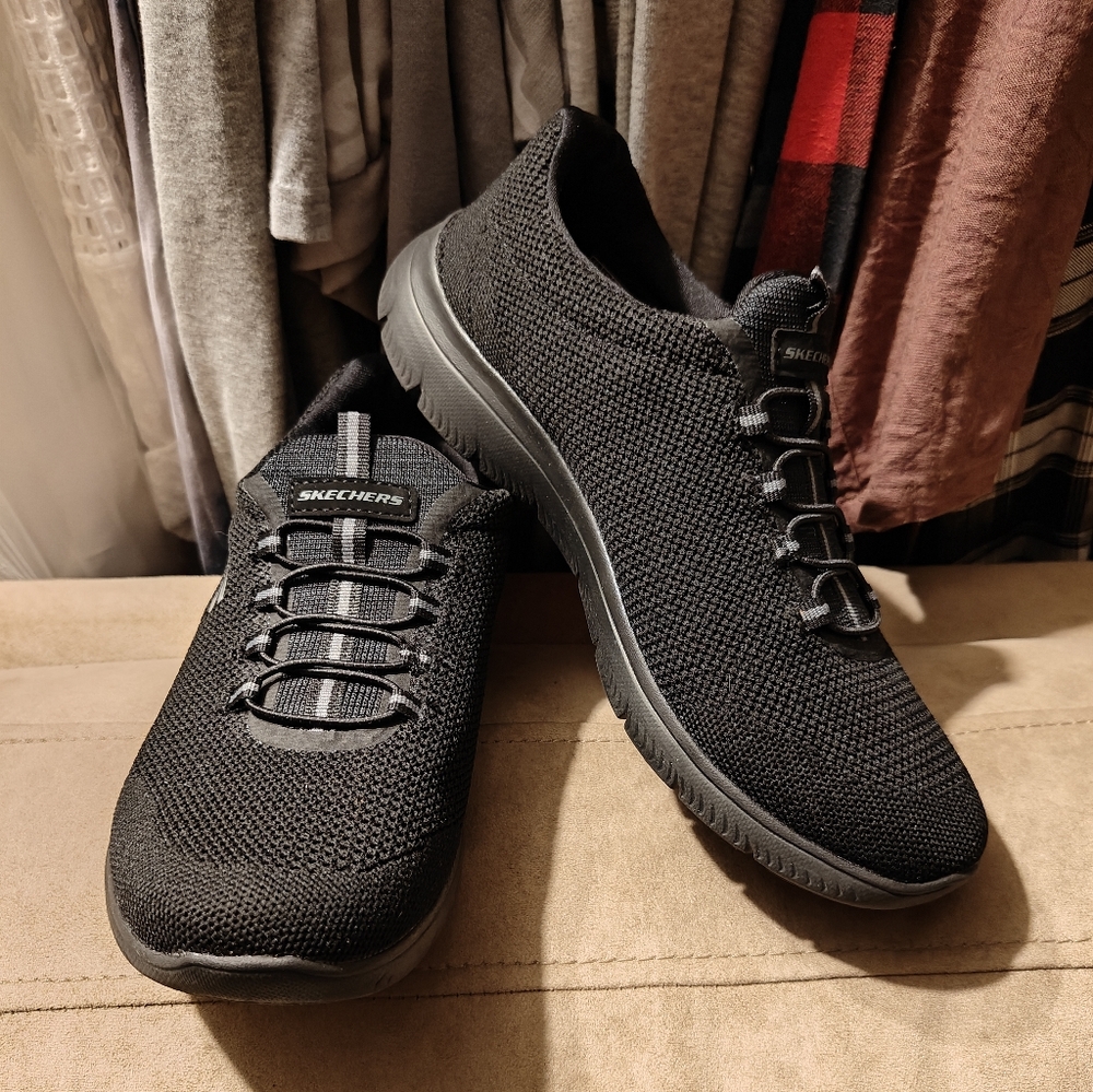 Relaxed Fit Memory Foam Slip resistant Men's shoe - size 9 Black